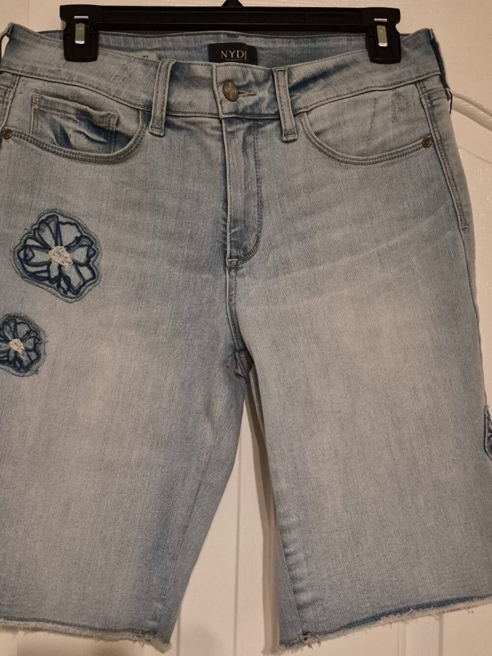 NYDJ Briella Women's blue light wash denim shorts, NWT, Size 6, MSRP $79